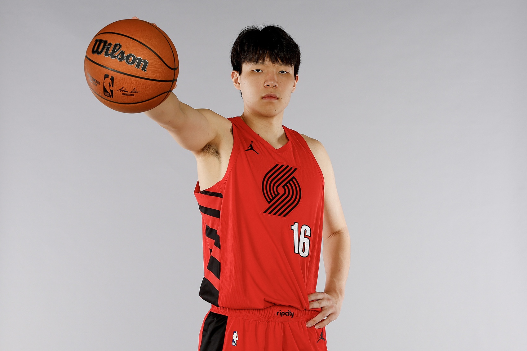 中国球员常规赛首秀表现如何？易建联9分最高 强如姚明首战0分2犯